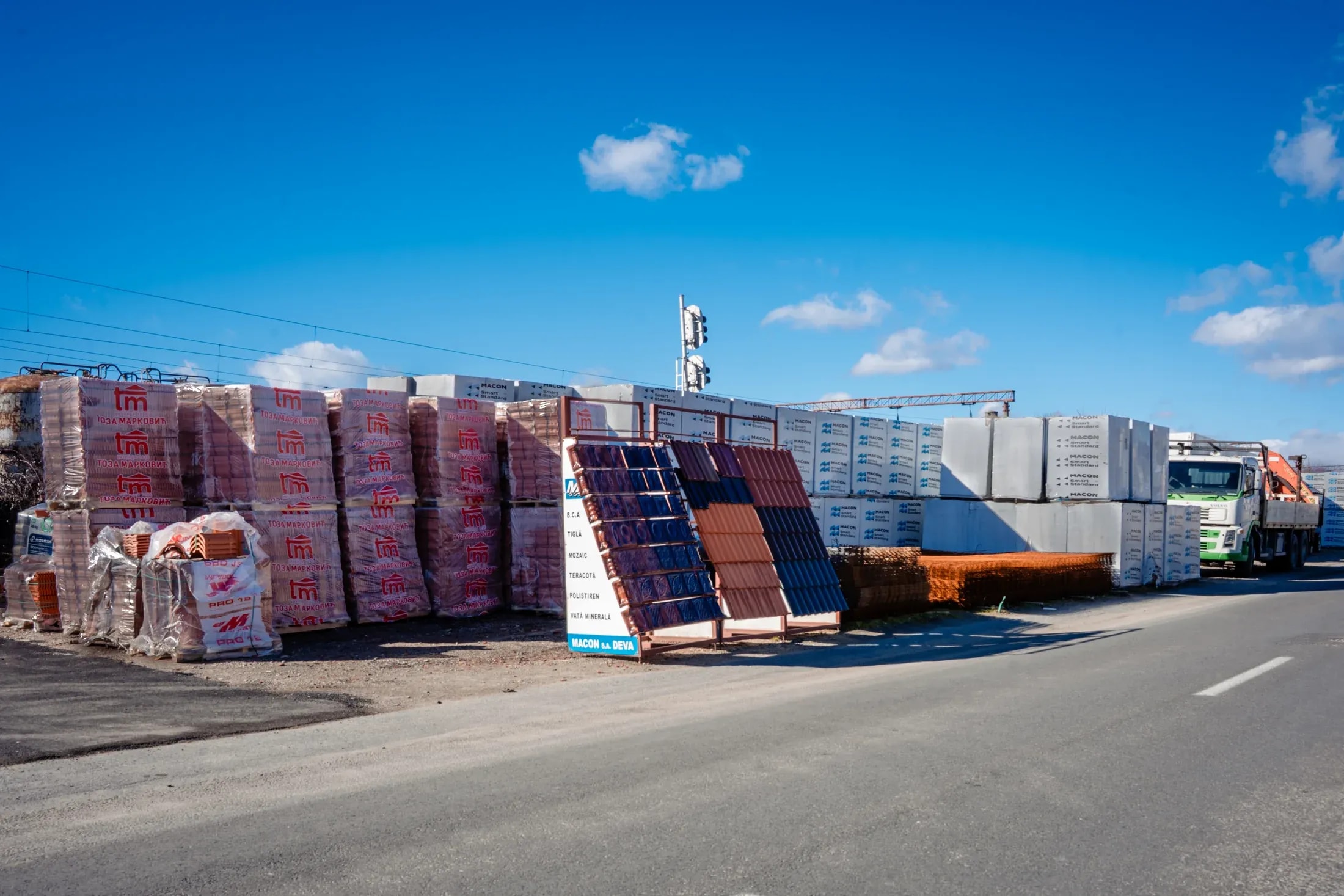 Materiale de construcții depozitate în curtea NAD-A din Târgu Jiu
