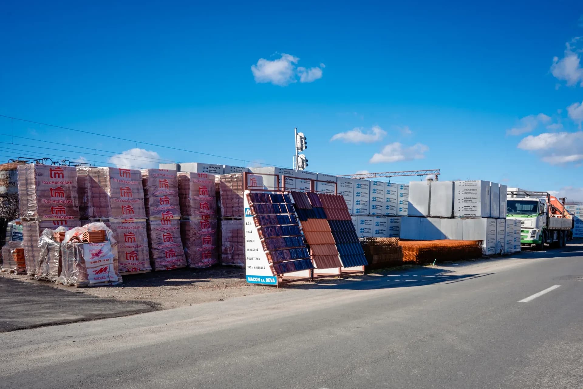 Materiale de construcții depozitate în curtea NAD-A din Târgu Jiu