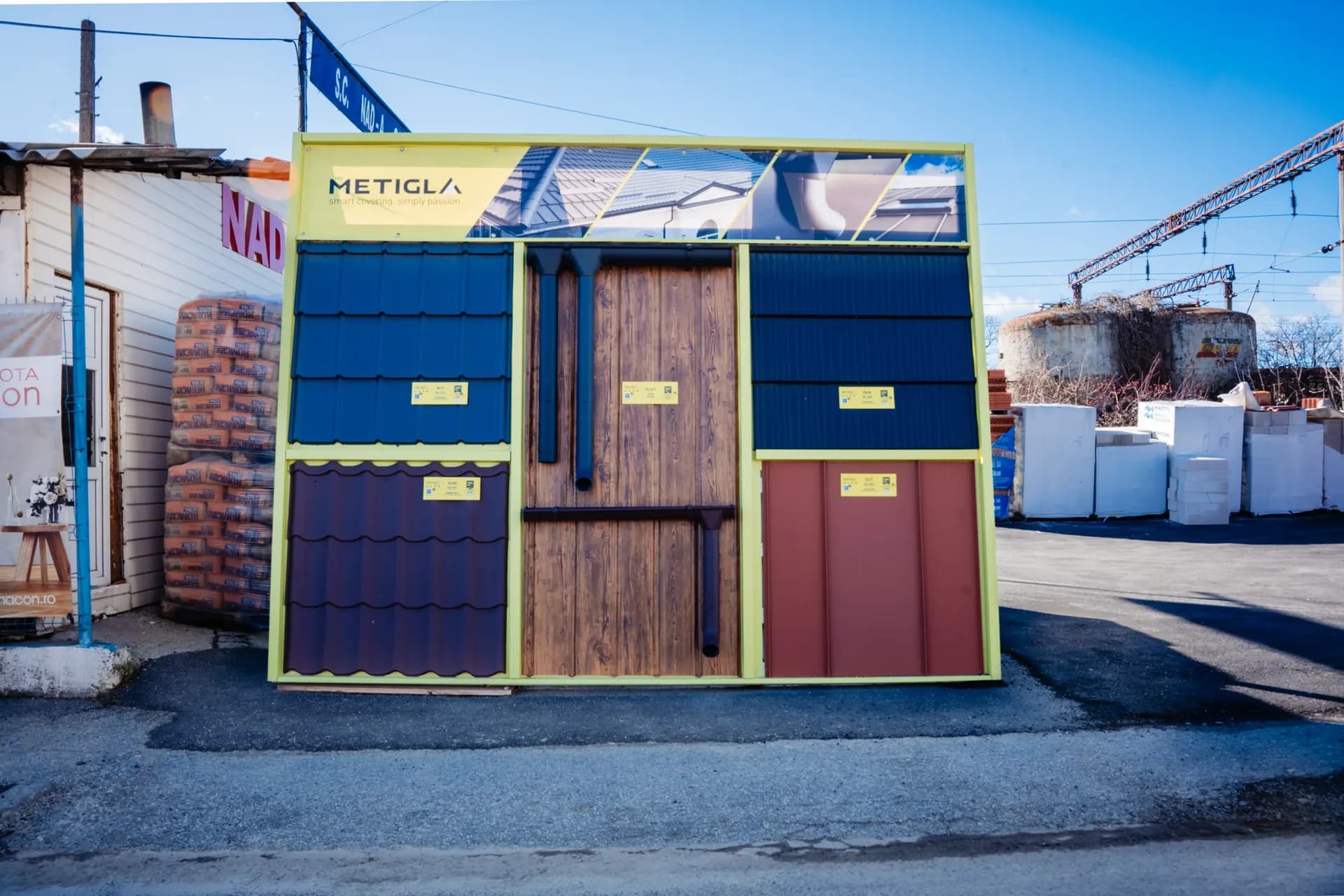 Panou de prezentare Metigla cu modele de țiglă metalică